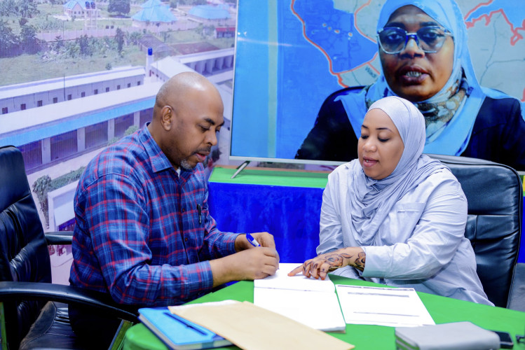 Mazungumzo baina ya Mratibu wa SOMAIT na Mkuu wa Kitengo cha Habari Baraza la Mji Kati, Zanzibar